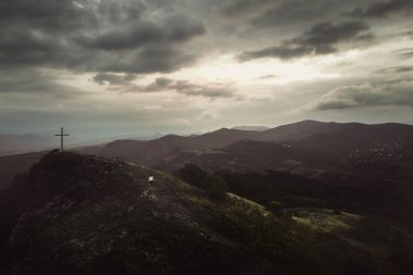 Kafkasyalı kadın, ünlü Azeula kalelerinin yokuş yukarı geçtiği yokuşa doğru yürüyor. Gürcistan 'da popüler turistik yerleri geziyor. Manzaralı Kafkas Dağları Panoraması