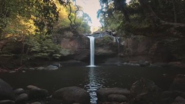 Haew Suwat Şelalesi 'ndeki hızlandırılmış yakınlaştırma - Khao Yai Ulusal Parkı' ndaki ünlü şelale. Tayland seyahati hedefi.