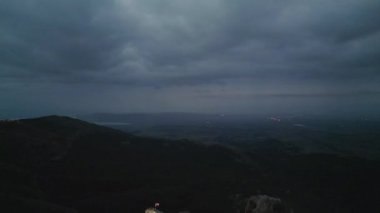 Geceleri Agarani ya da Kojori, Azeuli, Kor Ogli Kalesi 'nin havadan iniş manzarası aydınlanıyor. Tiflis yakınlarındaki Gürcistan feodal kalesi Kvemo Kartli bölgesindeki Kojori köyünün hedefini ziyaret etti