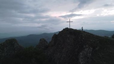Kafkasyalı bir kadın yokuş aşağı yürüyor. Meşhur Azeula kaleleri tepeyi aşıyor. Gürcistan 'ı gezmek için popüler bir yer. Manzaralı Kafkas Dağları Panoraması
