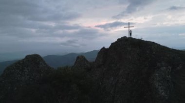 Kafkasyalı kadın, Gürcistan dağlarının fotoğraflarını çekip ünlü Azeula kalesinin dev haçını ziyaret ediyor. Georgia 'da popüler bir tatil beldesi. Manzaralı Kafkas Dağları Panoraması