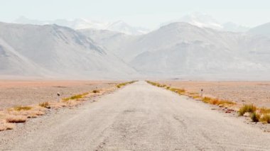 Sabit görüş popüler M41 karayolu veya Pamir Dağları arkaplanlı Pamir Karayolu. Motosikletçiler ve 4wd arasında popüler seyahat ve maceralı rota