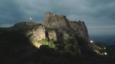 Geceleri Agarani, Kojori, Azeuli, Kor Ogli Kalesi 'nin havadan görüntüsü aydınlanıyor. Tiflis yakınlarındaki Gürcistan feodal kalesi Kvemo Kartli bölgesindeki Kojori köyünün hedefini ziyaret etti