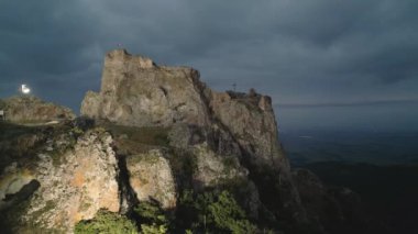 Havadan yükselen eğim gece Agarani ya da Kojori, Azeuli, Kor Ogli Kalesi 'ni aydınlatıyor. Tiflis yakınlarındaki Gürcistan feodal kalesi Kvemo Kartli bölgesindeki Kojori köyünün hedefini ziyaret etti