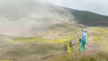 Gürcistan 'da hava sineması yürüyüşü yapan yürüyüşçüler Gürcistan' ın Kafkasya dağlarındaki özel Alp Sakori Gölü 'nü ziyaret ediyorlar. Sisli göl açık havada Kafkasları keşfediyor