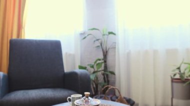 İki küçük espresso fincanı ve rahat evdeki masada kahve.