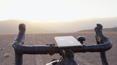 Bisiklet turu yapan gidonları kapatın. Telefonları askıda ve güzel vahşi manzarası olan gidonları bırakın.