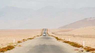 M41 asfalt yolda ya da Pamir Dağları 'nın arka planında Pamir Otoyolu' nda 4wd 'lik bir araç kullanılıyor. Motosikletçiler ve 4wd arasında popüler seyahat ve maceralı rota