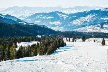 Güzel karlı Goderzi kayak merkezi manzarası. Gürcistan Kafkasya Dağları kayak tatil beldesi