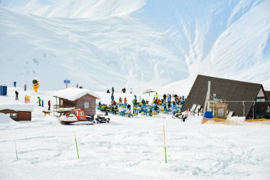 Gudauri, Gürcistan - 26 Şubat 2022: kayakçılar açık hava kayak merkezindeki ünlü vitamin restoranında tatilin tadını çıkarıyorlar.