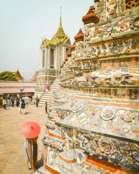 Bangkok, Tayland - 11 Şubat 2024: ünlü Wat Arun Tapınağı 'nın turistik gezileri için renkli tasarımlarını kapatın.
