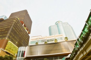 Bangkok, Tayland - 11 Şubat 2024: Pratu Nam Kavşağı 'ndaki Panorama modern fütürist binalar. Pratunam Bangkok 'un en önemli iş bölgesidir. Bangkok 'un merkez alışveriş bölgesi