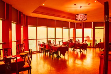 Bangkok, Tayland - 11 Şubat 2024: Modern sıcak kırmızı iç mekan boş yemek tesisleri. Baiyoke Gökyüzü Oteli 'nde lüks bir akşam yemeği aktivitesi. Bangkok gökyüzü restoranı ve bakış açısı