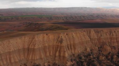 Hava manzaralı 4wd aracı, Gürcistan 'ın çorak topraklarında Mars' a benzer arazileri izole etti. Yolculuk, aşırı off-road kafkasları keşfetmek