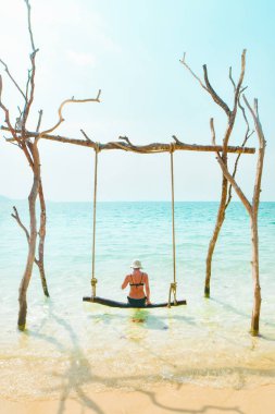 Salıncaktaki kadın turist Kamboçya 'nın ünlü tropik Koh Rong adasında deniz yıldızı plajının tadını çıkarıyor. Turistik turistik yerler. Güneydoğu Asya adası yüzme poz veriyor.