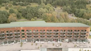 Stepantsminda, Gürcistan - 10 Eylül 2024: Sonbahar Kafkasya Dağları arka planında bulunan ünlü lüks Kazbegi Odalar