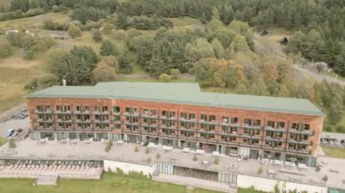 Stepantsminda, Gürcistan - 10 Eylül 2024: Sonbahar Kafkasya Dağları arka planında ünlü lüks Kazbegi Odalar