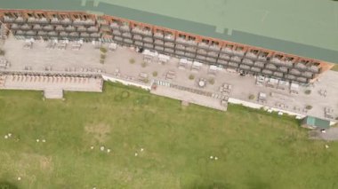 Stepantsminda, Gürcistan - 10 Eylül 2024: Kafkas dağları geçmişi olan ünlü lüks odalar Kazbegi otel binası