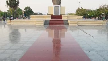 Phnom Penh, Kamboçya - 16 Şubat 2024: Wat Botum Parkı 'nda oynayan çocukları izle. Kamboçya-Vietnam Dostluk Anıtı. Şehir merkezinde avcı uçakları anıtı. Ünlü şehir heykeli cazibesi