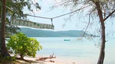 Kuzey Koh Rong, Kamboçya 'da ıssız bir tropikal plaj manzarası.