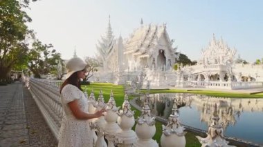 Chiang Rai, Tayland - 1 Şubat 2024: Wat Rong Khun ya da Beyaz Tapınak 'ta poz veren kadın turist - Pa O Don Chai, Mueang Bölgesi, Chiang Rai Eyaleti, Tayland
