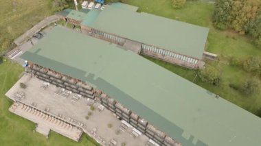 Stepantsminda, Gürcistan - 10 Eylül 2024: Kafkas dağları geçmişi olan ünlü lüks Kazbegi otel odaları üzerinde havadan aşağı uçuş