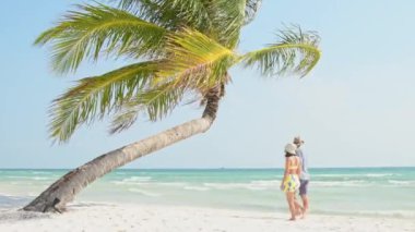 Statik manzara mutlu romantik çift güneşli kumlu sahilde dinleniyor, Asya 'nın güneydoğusunda tatil hayatı sürüyor.