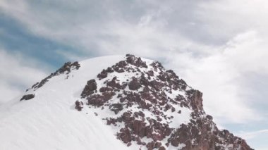 Bulutların üstündeki hava gözlem grubu Gürcistan 'daki ünlü Kazbek Dağı zirvesine ulaşıyor. Kazbek Dağı ya da Kazbegi Dağı, Kafkasya 'nın en büyük dağları olan hareketsiz bir stratovolcano.