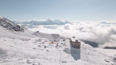 Betlemi Hut ya da göktaşı istasyonu ve Kazbek Dağı 'na tırmanmak için çadırları olan ana kamp. Kazbegi belediyesi. Güneşli bir günde Karlı Kafkasya Dağı manzarası