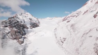 Gergeti Dağı 'nın güneydoğu yamacında yer alan Gergeti buzulu diline yakın hava manzarası. Kazbek. Georgia 'nın Kazbegi Bölgesi. Kazbek Dağı tırmanma rotası. Kafkaslar dağ sıraları karlı zirveler