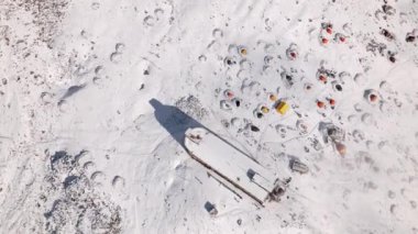 Betlemi Hut ya da göktaşı istasyonu ve Kazbek Dağı 'na tırmanmak için çadırları olan üstten hava manzaralı bir yer. Kazbegi belediyesi. Güneşli bir günde Karlı Kafkasya Dağı manzarası