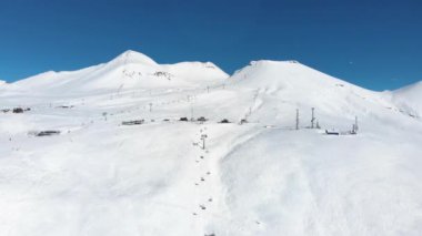 Gudauri kayak merkezi Kudebi, Bidara, Sadzele, Kafkasya 'daki Kobi hava sahasında kayak pisti. Kışın Gudauri kayak merkezinin insansız hava aracı görüntüsü. Gürcistan 'daki Kafkasya dağları İHA' dan. Gudauri 'de serbest..