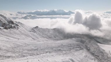 Gergeti Dağı 'nın güneydoğu yamacında yer alan Gergeti buzulu diline yakın hava manzarası. Kazbek. Georgia 'nın Kazbegi Bölgesi. Kazbek Dağı tırmanma rotası. Kafkaslar dağ sıraları karlı zirveler
