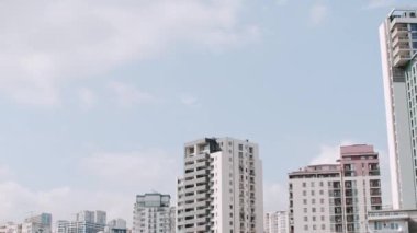 Timelapse 4k, Saburtalo bölgesindeki yüksek katlı, modern apartmanlara zum yapıyor. Georgia 'nın başkenti Tiflis. Emlak yatırım sektörü kavramı. Mavi gökyüzü geçmişi ve binalar.