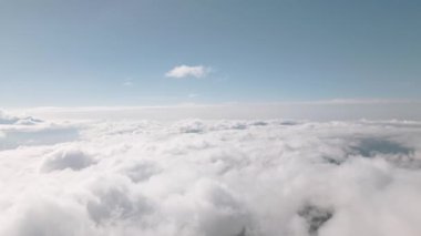 Güneşli bir günde Dağlarda Yüksek İrtifada Yumuşak Yumuşak Bulutlar Arasında Hızlı Hareket, 4K UHD 'de Çekim