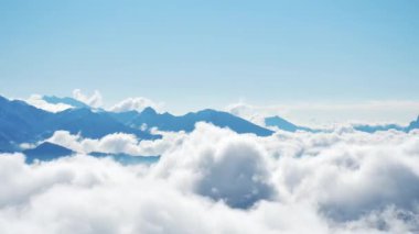 B-rulo zaman ayarlı sisli ya da bulutların üzerinde gün doğumunda gökyüzünü yakınlaştır. Stratus 'tan bir sis denizi oluşur. Sisli vadi tepesi doğası. Zaman akışı Güzel sisli ve bulutlu yavaş hareket eden hava görüntüsü