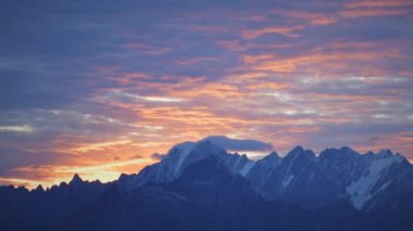 Timelapse Sunset Dağı 'nda yakınlaş mor gökyüzü, alacakaranlık altın saatinde dramatik bir gökyüzü. Zaman su gibi akıp gidiyor Güzel manzara yüksek dağ sırtı sisi manzara mor gökyüzü