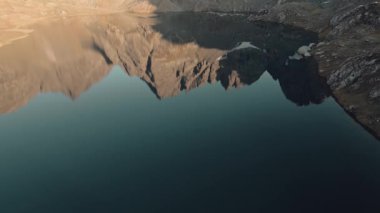 Hava manzarası hala Tobavarchkhili Gölü engebeli dağların yansımalarıyla. Samegrelo-Zemo Svaneti. Egrisi menzili. Kafkas dağları. Gürcistan kırsalında bir gezi rotası.