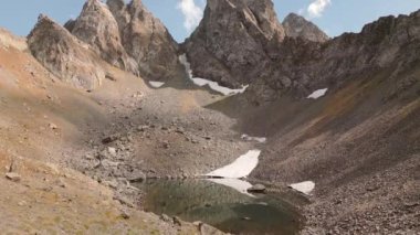 Havadan yükselen görüntü Samegrelo-Zemo Svaneti 'de bulunan Didgalish Toba' dır. Kafkas dağları. Gürcistan 'a seyahat. Gizli mücevher