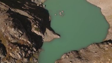 Hava manzaralı Tsakatskarish gölü. Samegrelo-Zemo Svaneti. Egrisi menzili. Kafkas dağları. Gürcistan 'a seyahat. Gizli mücevher