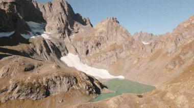 Havadan panoramik görüntü Tsakatskarish gölü. Samegrelo-Zemo Svaneti. Egrisi menzili. Kafkas dağları. Gürcistan 'a seyahat. Gizli mücevher