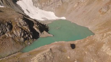 Hava yakınlaştırması Tsakatskarish Gölü 'nü gösteriyor. Samegrelo-Zemo Svaneti. Egrisi menzili. Kafkas dağları. Gürcistan 'a seyahat. Gizli mücevher