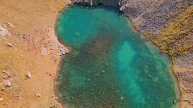 Egrisi bölgesinde Samegrelo-Zemo Svaneti 'de bulunan havadan aşağıya Kalalish Toba. Kafkas dağları. Gürcistan 'a seyahat. Gizli mücevher dağlık alan gölleri