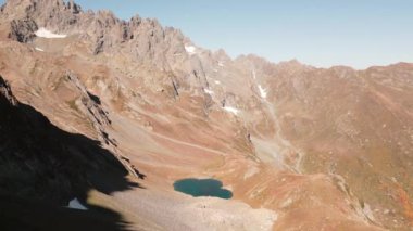 Egrisi 'nin Samegrelo-Zemo Svaneti bölgesinde yer alan havacılık sineması Kalalish Toba. Kafkas dağları. Gürcistan 'a seyahat. Gizli mücevher dağlık alan gölleri