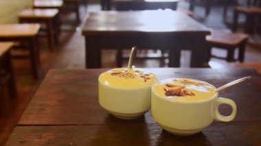 Hanoi, Vietnam - 13 Şubat 2024: Ünlü Cafe Pho Co. 'da servis edilen iki fincan. Şehir merkezindeki Egg Kafe 'de. Savaş zamanı icat kavramı