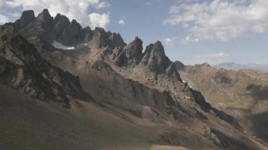 Yaz mevsiminde Julian Alpleri 'ndeki Rocky Dağları' nın üzerinden bulutlar yükseliyor.