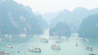 Halong Körfezi 'nde yolcu tekneleri. Ünlü bakış açısıyla Vietnam görüşü. UNESCO Dünya Mirası Bölgesi, Kuzey Vietnam 'da çok güzel bir doğa harikası.