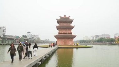 Hoa Lu, Vietnam - 15 Şubat 2024: Asya turist ziyareti ünlü Gümüş Pagoda - Kylin dağ kompleksi Trang An, Ninh Binh Eyaleti. Antik başkent Hoa Lu