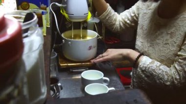 Hanoi, Vietnam - 13 Şubat 2024: Ünlü Cafe Pho Co. 'da servis edilen iki fincan. Şehir merkezindeki Egg Kafe 'de. Savaş zamanı icat kavramı