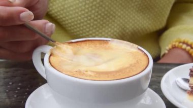 Hanoi, Vietnam - 13 Şubat 2024: Yakın plan kadın Meşhur Cafe Pho Co 'da yumurtalı kahve servis etmeyi dene. Şehir merkezinde yumurta kahvesi. Savaş zamanı icat kavramı